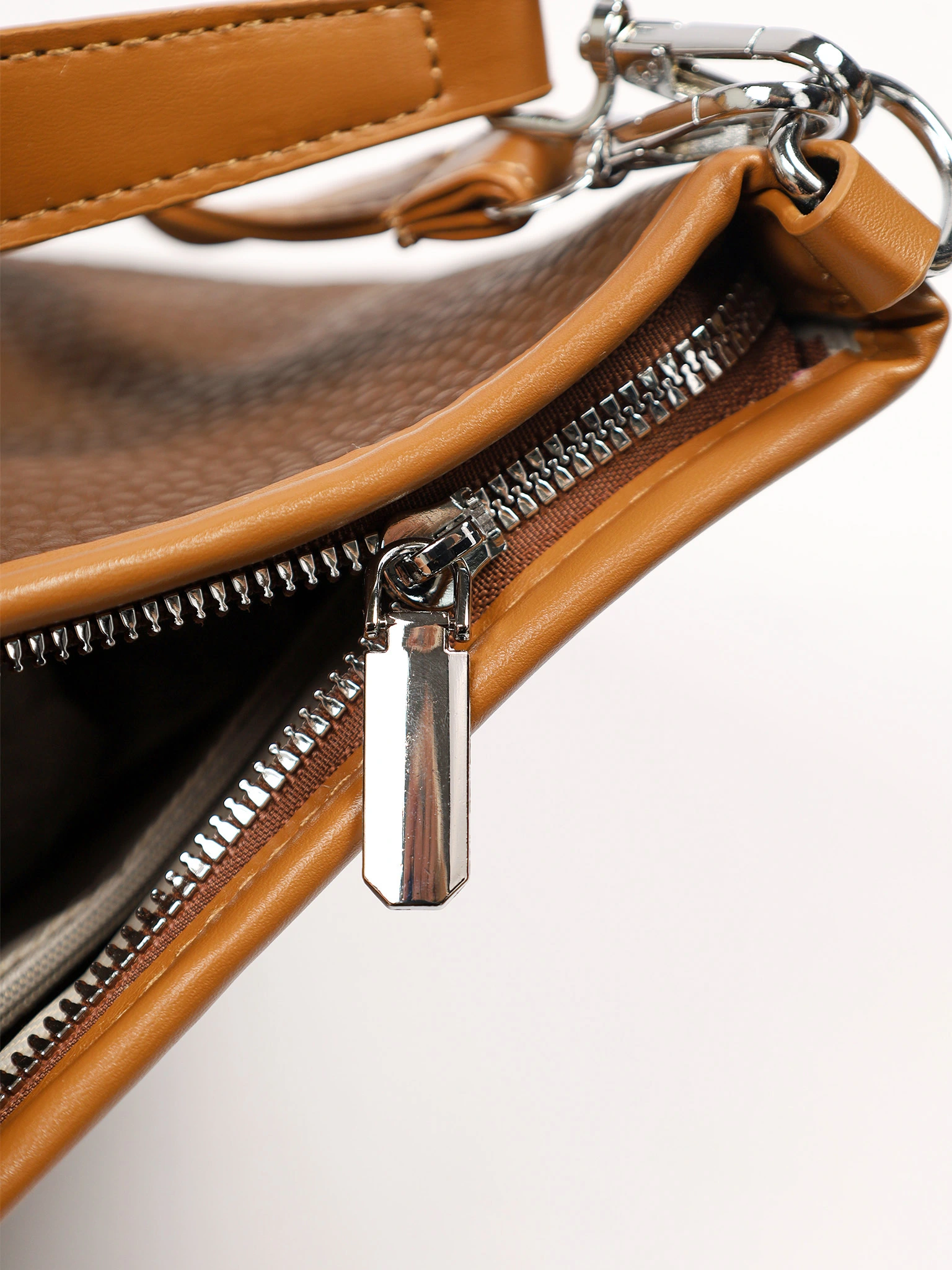 Сумка-кроссбоди  с декоративным брелком в ассортименте